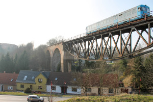 Die Wipperliese überquert das Mansfelder Viadukt in Richtung Klostermansfeld, aufgenommen am 09.04.2015.