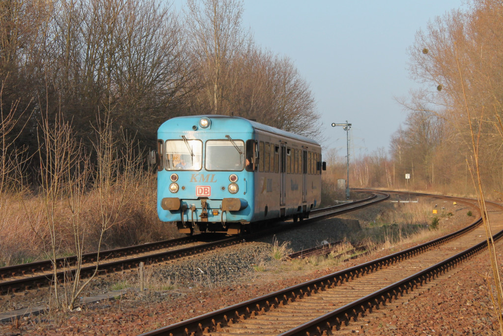 Die Wipperliese kurz hinter dem Einfahrsignal von Klostermansfeld, aufgenommen am 09.04.2015.