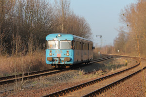 Die Wipperliese kurz hinter dem Einfahrsignal von Klostermansfeld, aufgenommen am 09.04.2015.