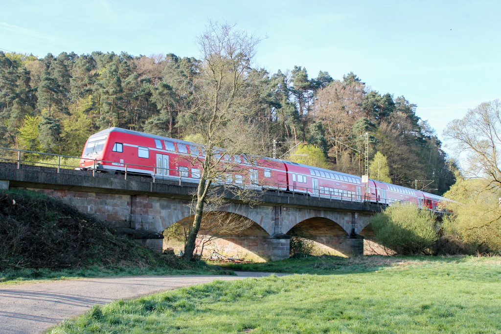 Ein Zug aus Doppelstockwagen überquert ein Viadukt bei Cölbe auf der Main-Weser-Bahn, aufgenommen am 21.04.2015.