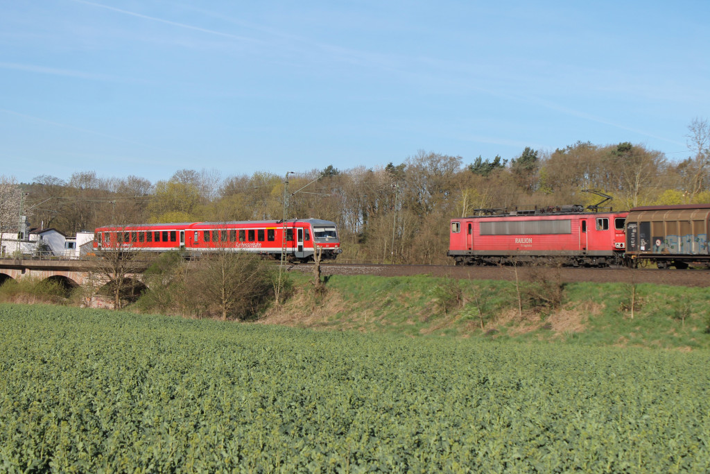 Eine Begegnung aus 628 228 und 155 121 bei Cölbe auf der Main-Weser-Bahn, aufgenommen am 21.04.2016.