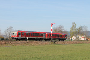 628 436 am Einfahrsignal von Sarnau auf der oberen Lahntalbahn, aufgenommen am 21.04.2015.