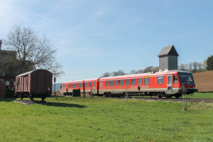 628 250 an der Au-Mühle bei Niederwetter auf der Burgwaldbahn, aufgenommen am 21.04.2015.