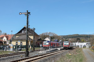 628 235 kreuzt mit 628 228 im Bahnhof Friedensdorf, aufgenommen am 21.04.2015.