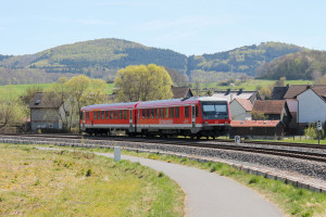 628 235 verlässt den Bahnhof Friedensdorf auf der oberen Lahntalbahn, aufgenommen am 21.04.2015.