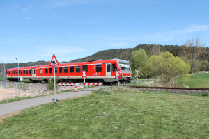 628 436 überquert einen unbeschrankten Bahnübergang bei Cölbe auf der oberen Lahntalbahn, aufgenommen am 21.04.2015.