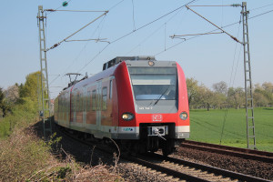 423 454 bei Seulberg auf der Homburger Bahn, aufgenommen am 23.04.2015.