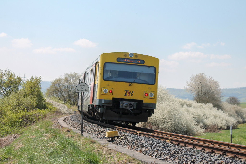 Ein VT2E der HLB verlässt den Bahnhof Usingen auf der Taunusbahn, aufgenommen am 23.04.2015.
