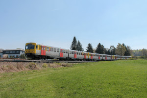 Drei VT2E der HLB bei Hundstadt auf der Taunusbahn, aufgenommen am 23.04.2015.