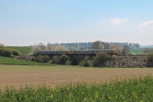 Zwei VT2E der HLB überqueren ein Viadukt bei Hundstadt auf der Taunusbahn, aufgenommen am 23.04.2015.