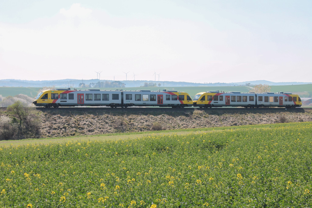 Zwei Lint der HLB auf dem Bahndamm bei Hundstadt auf der Taunusbahn, aufgenommen am 23.04.2015.