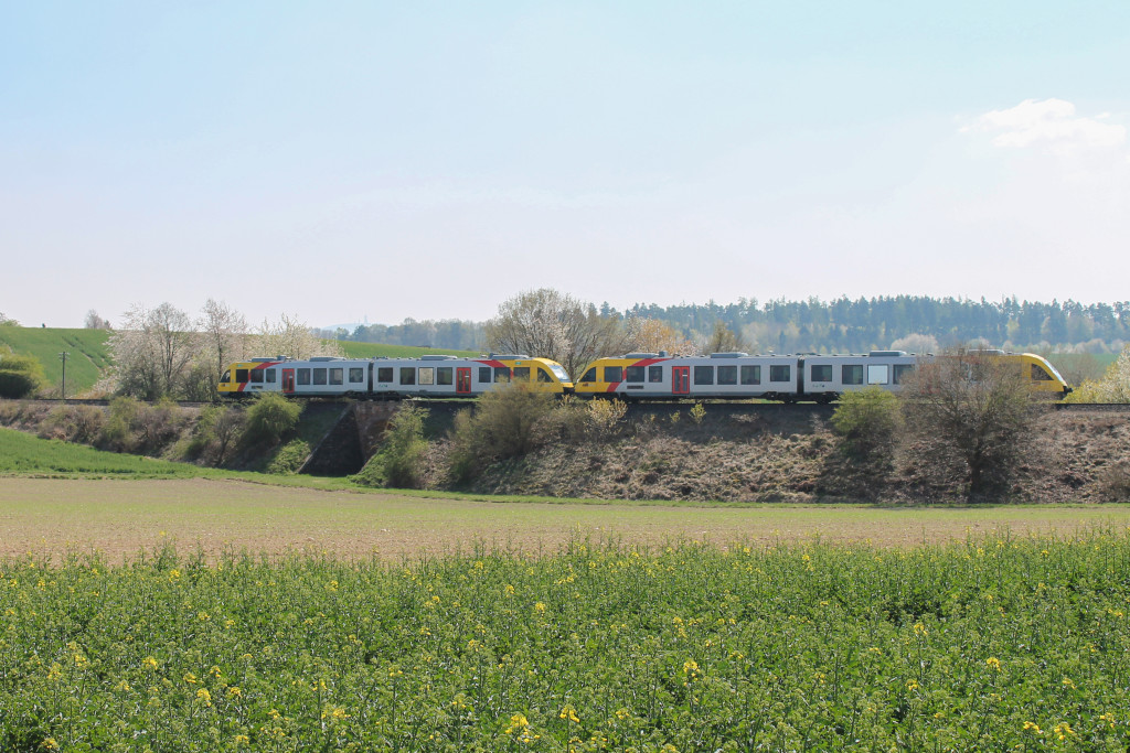 Zwei Lint der HLB überqueren ein Viadukt bei Hundstadt auf der Taunusbahn, aufgenommen am 23.04.2015.