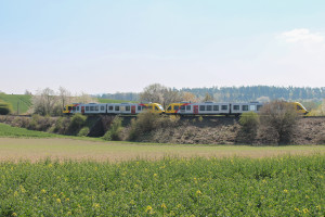 Zwei Lint der HLB überqueren ein Viadukt bei Hundstadt auf der Taunusbahn, aufgenommen am 23.04.2015.