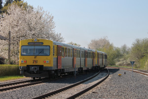 Zwei VT2E der HLB verlassen den Bahnhof Grävenwiesbach auf der Taunusbahn, aufgenommen am 23.04.2015.