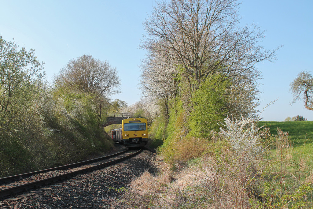 Zwei VT2E der HLB verlässt Brandoberndorf auf der Taunusbahn, aufgenommen am 23.04.2015.