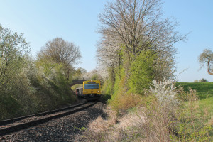 Zwei VT2E der HLB verlässt Brandoberndorf auf der Taunusbahn, aufgenommen am 23.04.2015.
