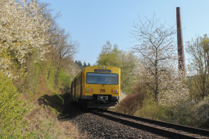 Zwei VT2E der HLB an einer Fabrik in Brandoberndorf auf der Taunusbahn, aufgenommen am 23.04.2015.