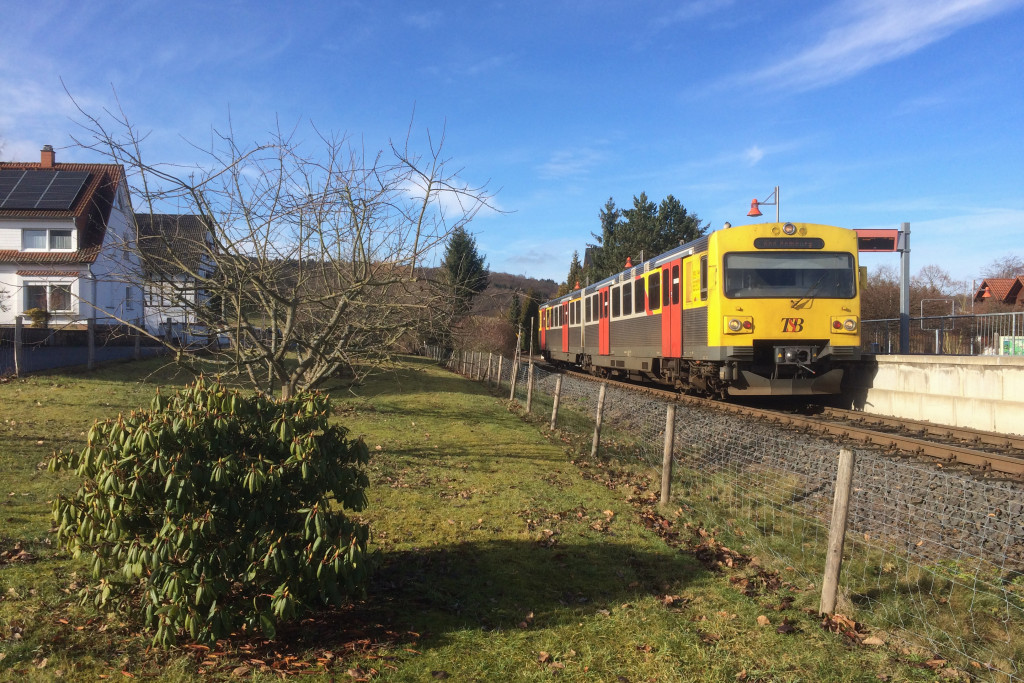 Ein VT2E der HLB in Brandoberndorf auf der Taunusbahn, aufgenommen am 08.02.2017.