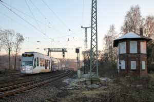 Eine RegioTram der Baureihe 452 fährt in den Bahnhof Guntershausen ein, aufgenommen am 09.01.2016.