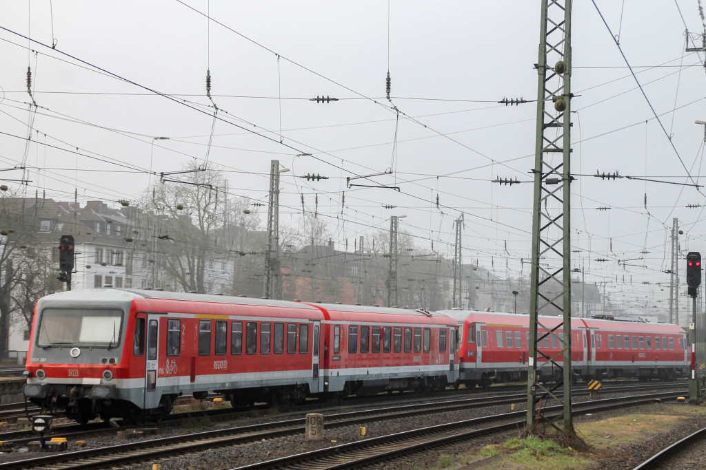 628 201 und 610 011 des DB-Museums stehen im Koblenzer Hauptbahnhof, aufgenommen am 02.04.2016.