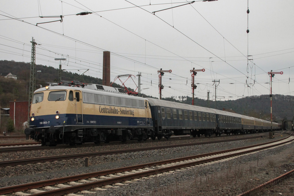 110 383 erreicht mit ihrem Centralbahn-Sonderzug den Bahnhof Dillenburg, aufgenommen am 25.02.2017.