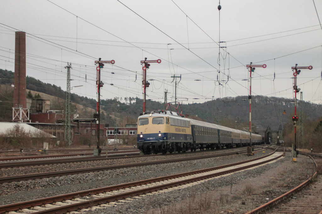 110 383 mit ihrem Centralbahn-Sonderzug an der Adolfshütte in Dillenburg, aufgenommen am 25.02.2017.