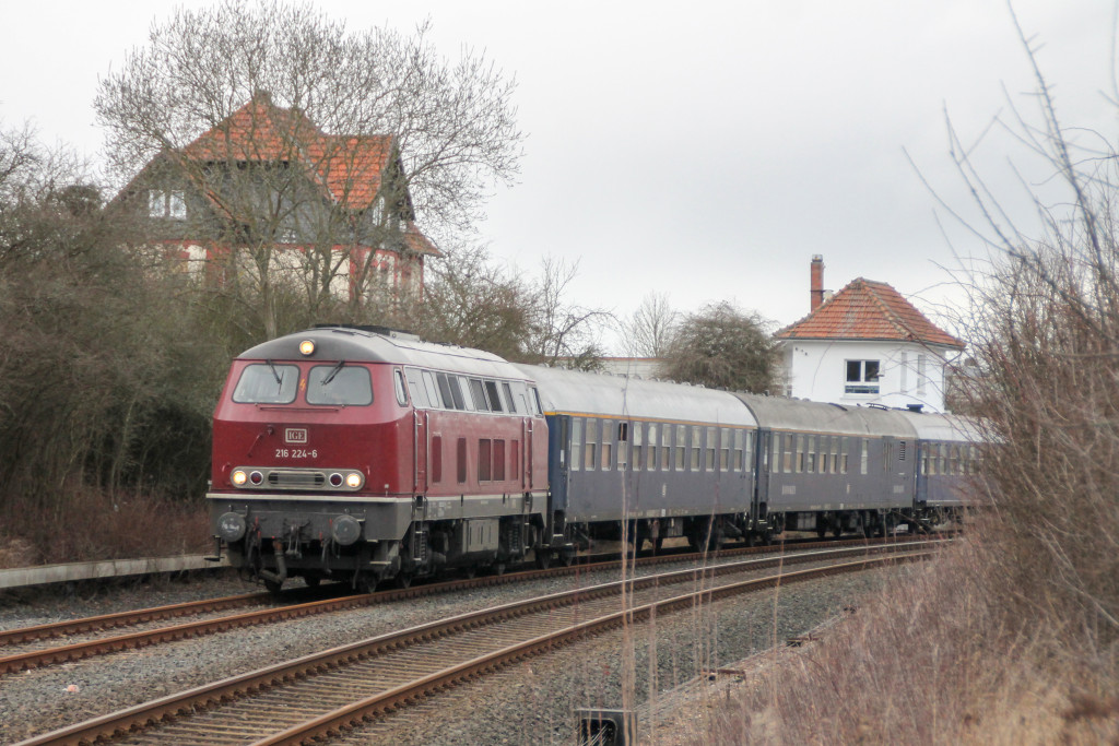216 224 im Bahnhof Pfahlgraben auf der Lahn-Kinzig-Bahn, aufgenommen am 01.03.2017.