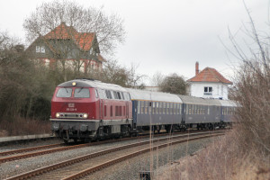 216 224 im Bahnhof Pfahlgraben auf der Lahn-Kinzig-Bahn, aufgenommen am 01.03.2017.
