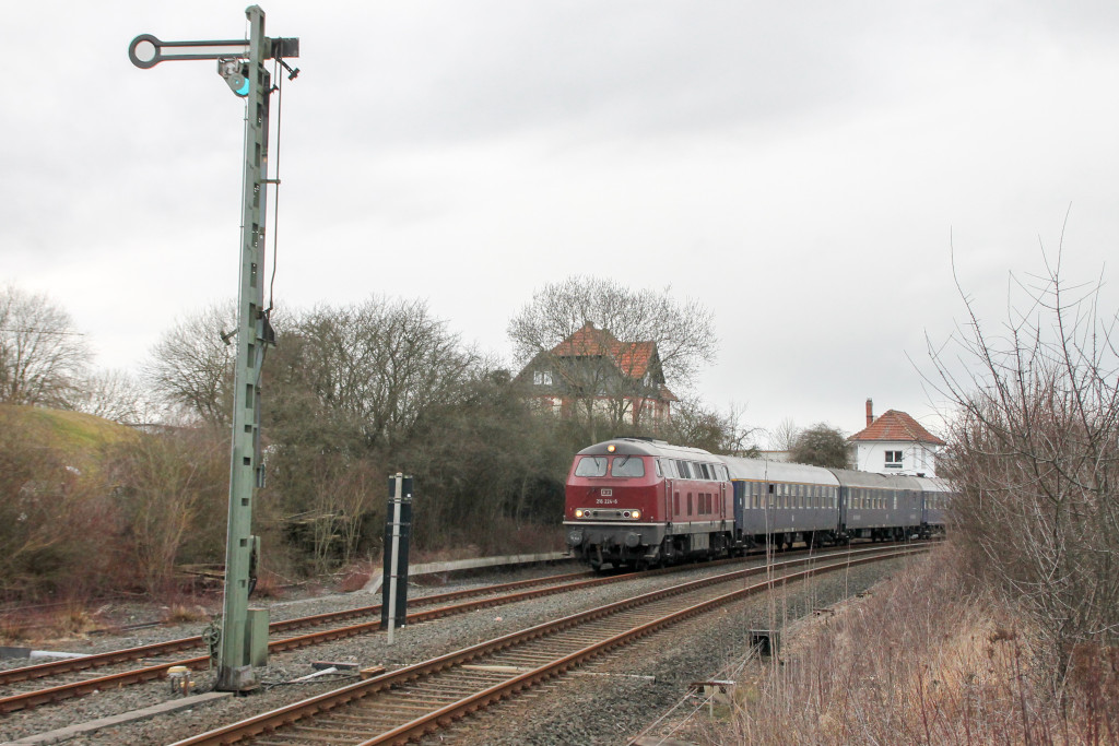 216 224 steht im Bahnhof Pfahlgraben auf der Lahn-Kinzig-Bahn, aufgenommen am 01.03.2017.