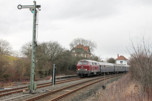 216 224 steht im Bahnhof Pfahlgraben auf der Lahn-Kinzig-Bahn, aufgenommen am 01.03.2017.