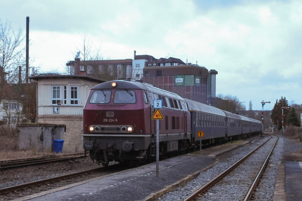 216 224 im Bahnhof Lich auf der Lahn-Kinzig-Bahn, aufgenommen am 01.03.2017.
