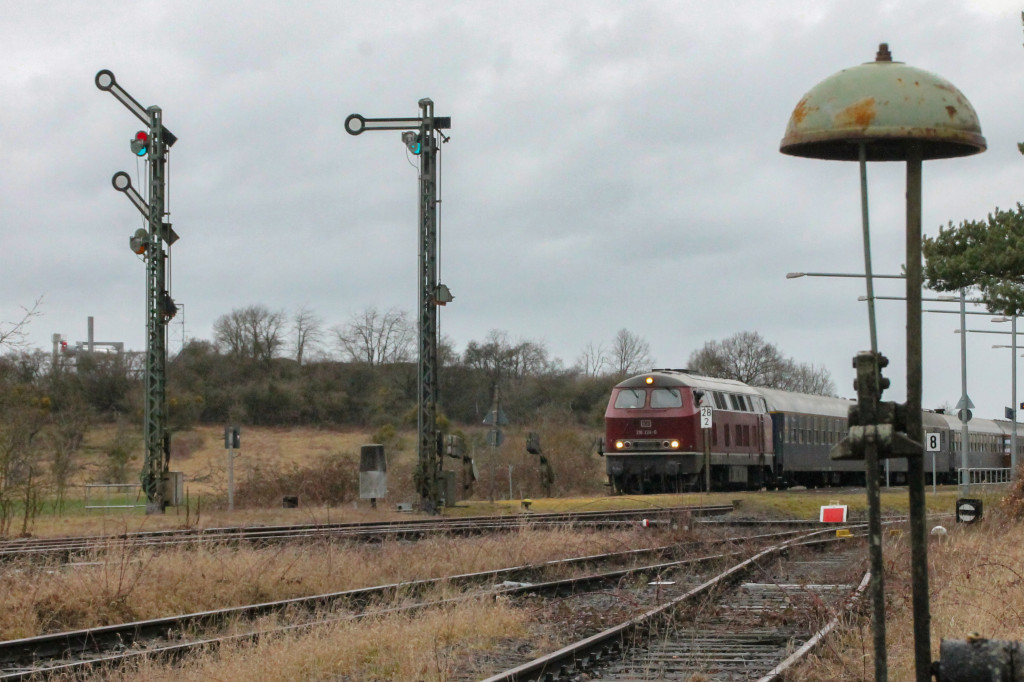 216 224 wartet im Bahnhof Ober-Widdersheim auf der Lahn-Kinzig-Bahn, aufgenommen am 01.03.2017.