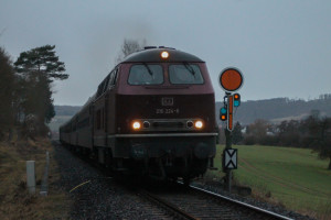 216 224 am Einfahrvorsignal von Glauburg-Stockheim auf der Lahn-Kinzig-Bahn, aufgenommen am 01.03.2017.