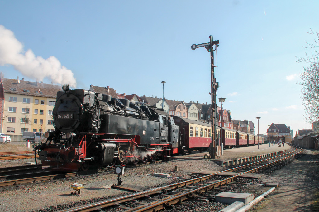 99 7245 steht mit ihrem Zug im Bahnhof Nordhausen-Nord zur Abfahrt bereit, aufgenommen am 24.03.2017.