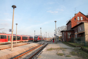 Zugkreuzung im Bahnhof Erfurt-Kühnhausen zwischen 642 025 und 642 072, aufgenommen am 24.03.2017.
