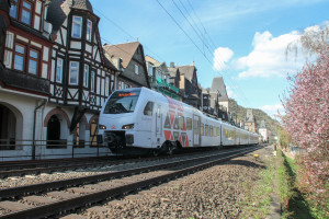 429 119 durchquert Bacharach auf der linken Rheinstrecke, aufgenommen am 30.03.2017.