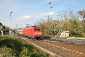 101 099 überquert einen Bahnübergang bei Nackenheim auf der linken Rheinstrecke, aufgenommen am 30.03.2017.
