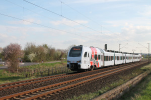 429 123 auf der linken Rheinstrecke bei Nackenheim, aufgenommen am 30.03.2017.