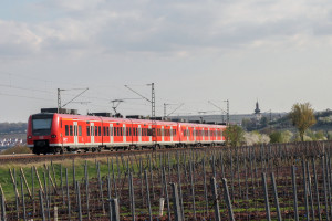 425 252 und ein weiterer 425 kurz vor Nierstein auf der linken Rheinstrecke, aufgenommen am 30.03.2017.