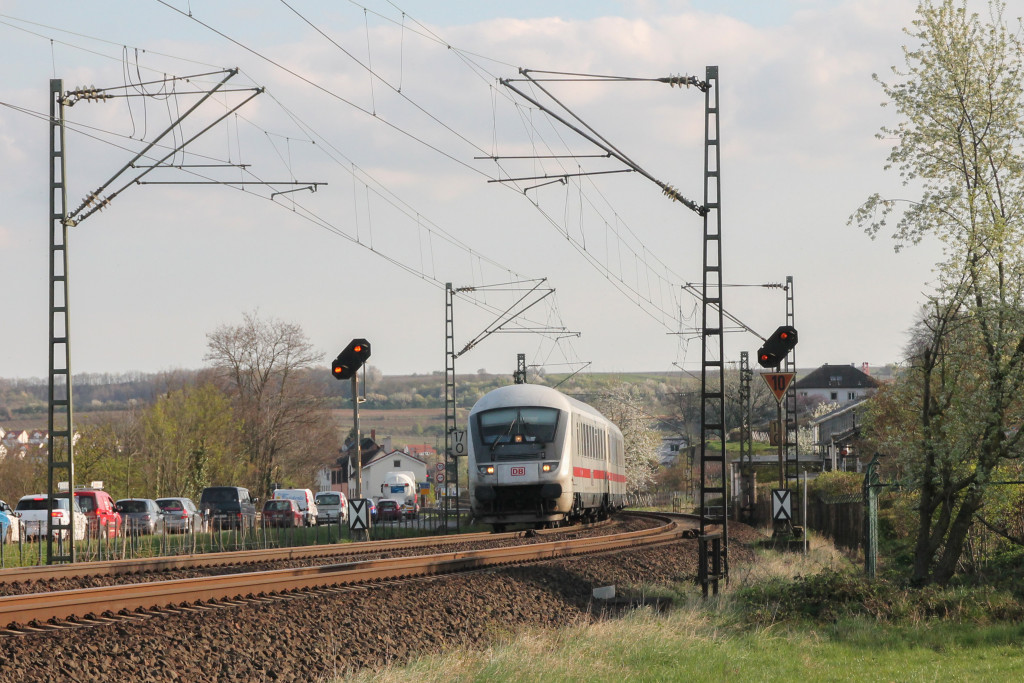 Ein Intercity verlässt Nierstein auf der linken Rheinstrecke, aufgenommen am 30.03.2017.