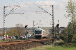 Ein Intercity verlässt Nierstein auf der linken Rheinstrecke, aufgenommen am 30.03.2017.