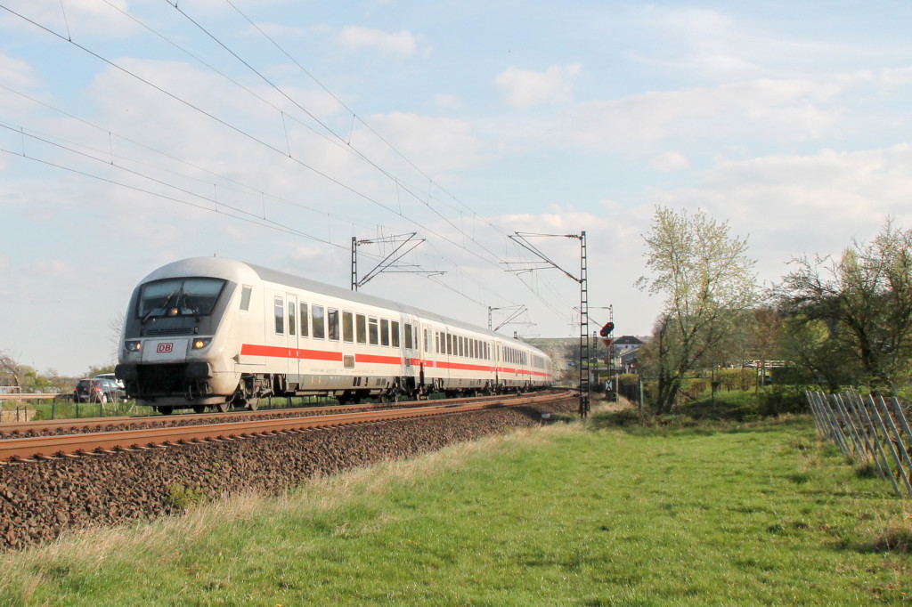 Ein Intercity bei Nierstein auf der linken Rheinstrecke, aufgenommen am 30.03.2017.