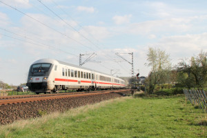 Ein Intercity bei Nierstein auf der linken Rheinstrecke, aufgenommen am 30.03.2017.