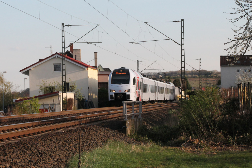 429 120 verlässt Nierstein auf der linken Rheinstrecke, aufgenommen am 30.03.2017.