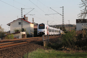 429 120 verlässt Nierstein auf der linken Rheinstrecke, aufgenommen am 30.03.2017.