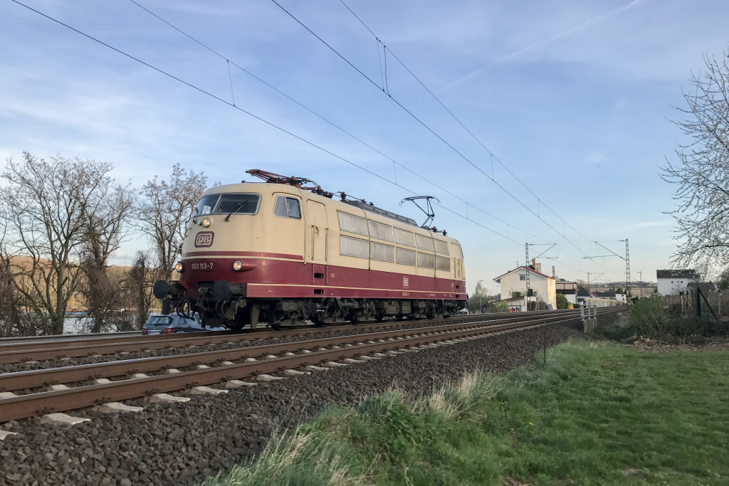 103 113 verlässt Nierstein auf der linken Rheinstrecke, aufgenommen am 30.03.2017.