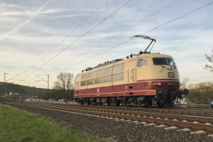 103 113 bei Nierstein auf der linken Rheinstrecke, aufgenommen am 30.03.2017.