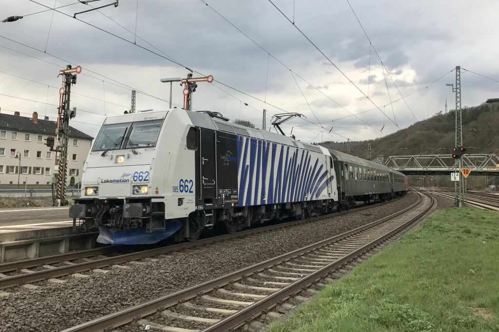 185 662 fährt in den Bahnhof Dillenburg auf der Dillstrecke ein, aufgenommen am 01.04.2017.
