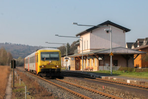 629 072 der HLB im Bahnhof Stockhausen auf der Lahntalbahn, aufgenommen am 03.04.2017.