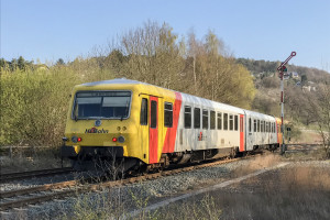 629 072 der HLB verlässt Bahnhof Stockhausen auf der Lahntalbahn, aufgenommen am 03.04.2017.